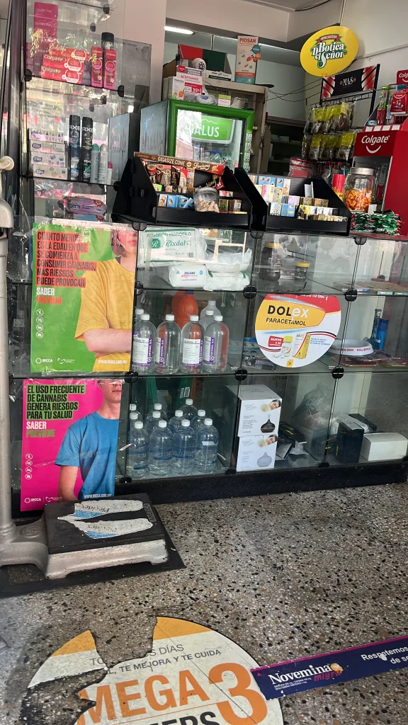 2 vitrinas exhibidoras de vidrio